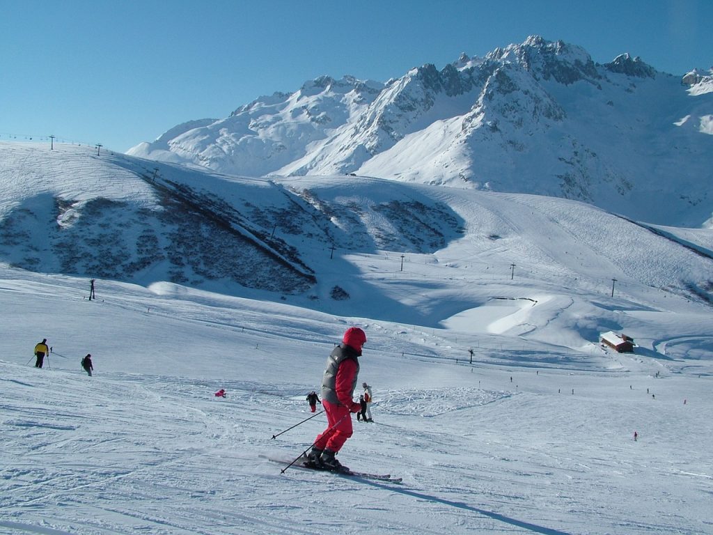 Skieur dans les Alpes