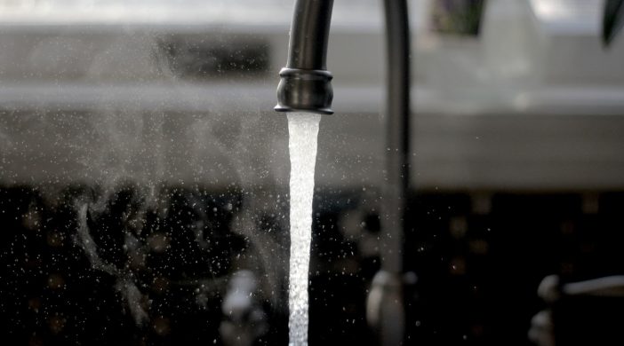 Eau filtrée qui s'écoule d'un robinet de cuisine