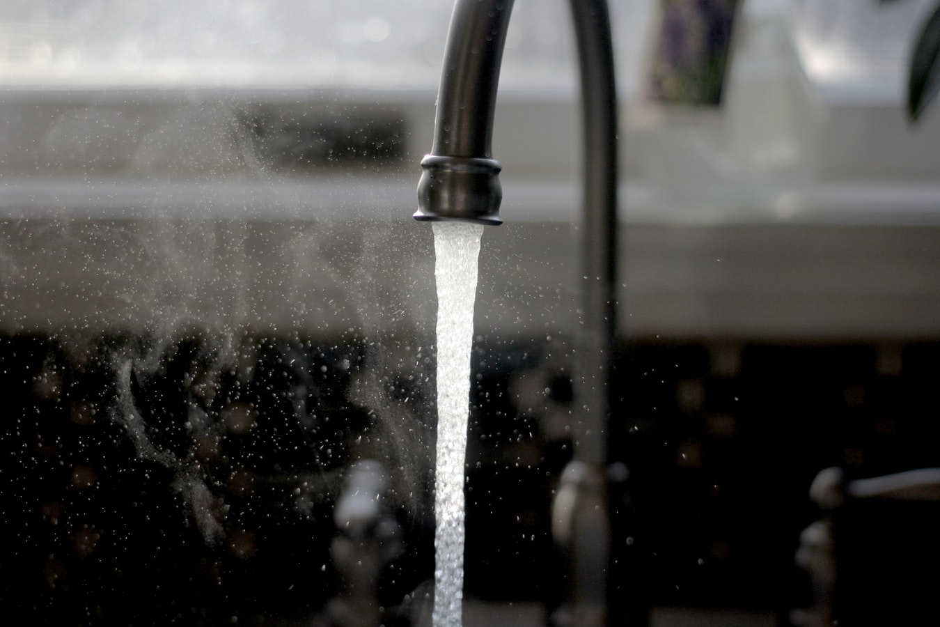 Eau filtrée qui s'écoule d'un robinet de cuisine